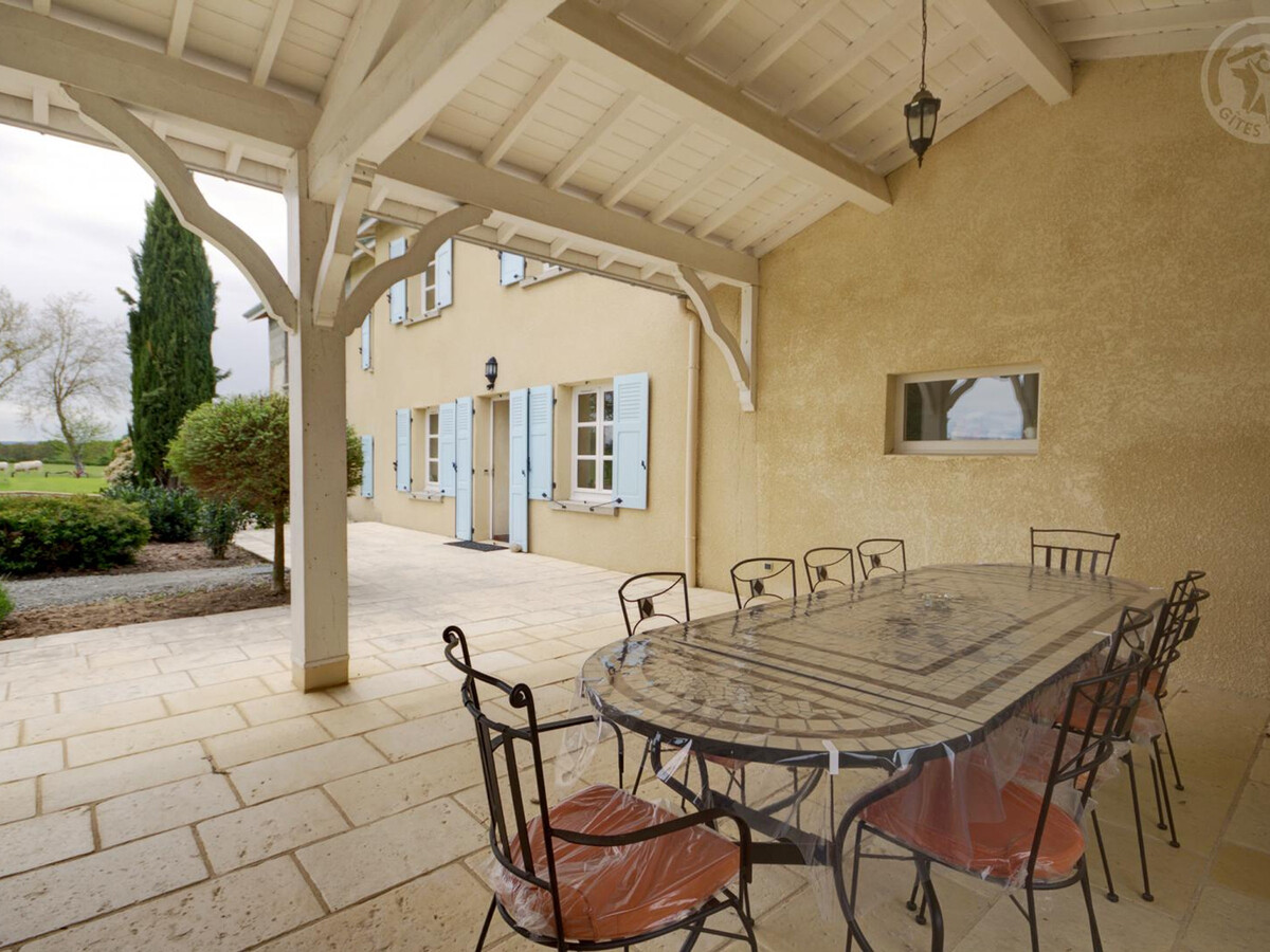 Gîte 4 chambres, piscine chauffée à Chalain-le-Comtal - Photo 2