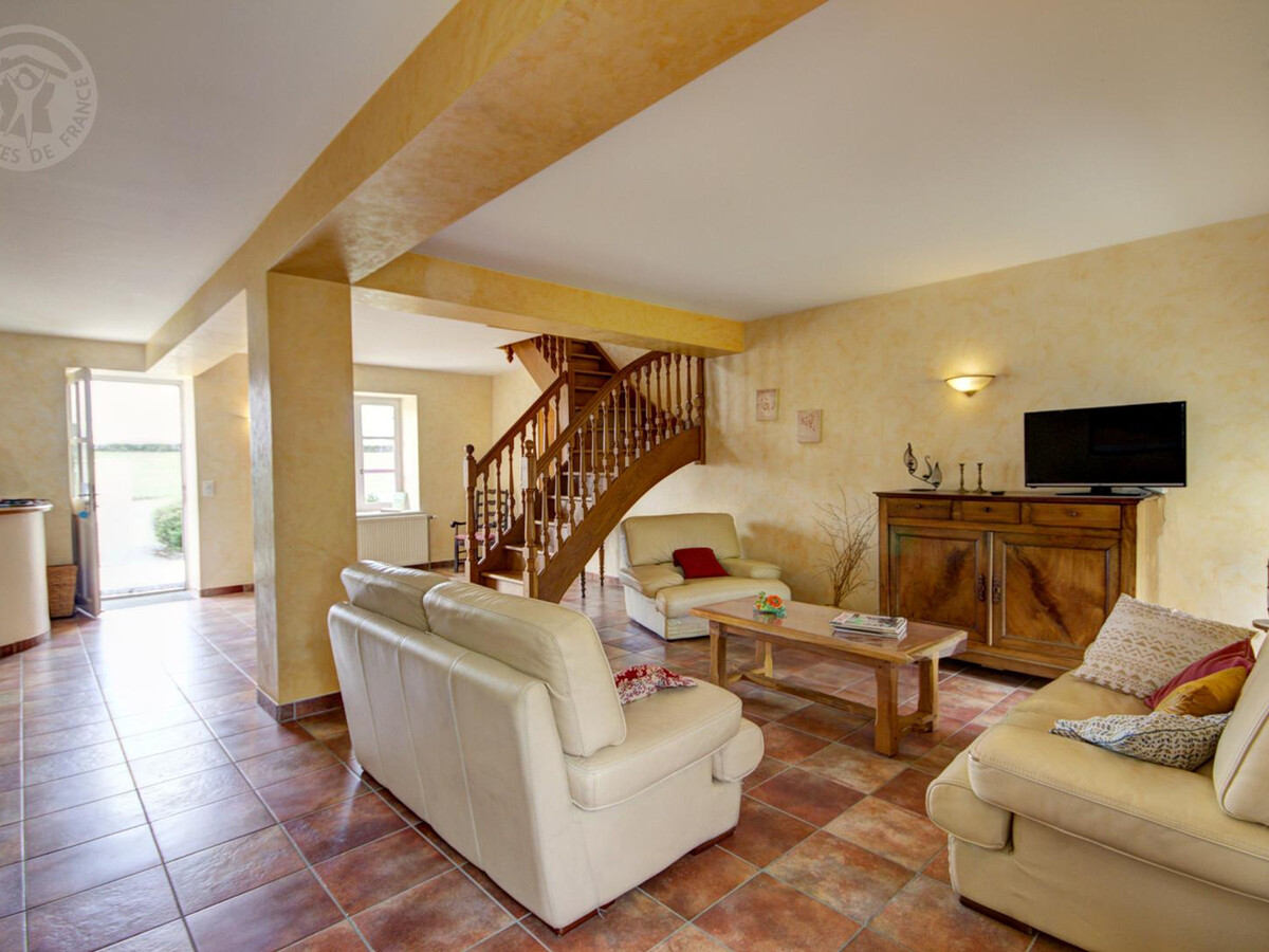 Gîte 4 chambres, piscine chauffée à Chalain-le-Comtal - Photo 3