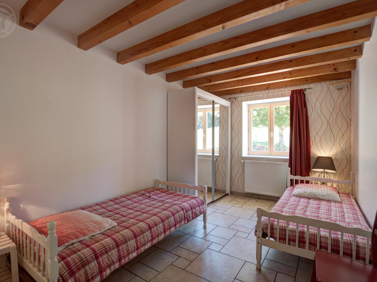 Grand gîte 6 chambres, cheminée et terrain à Chirassimont - Photo 13