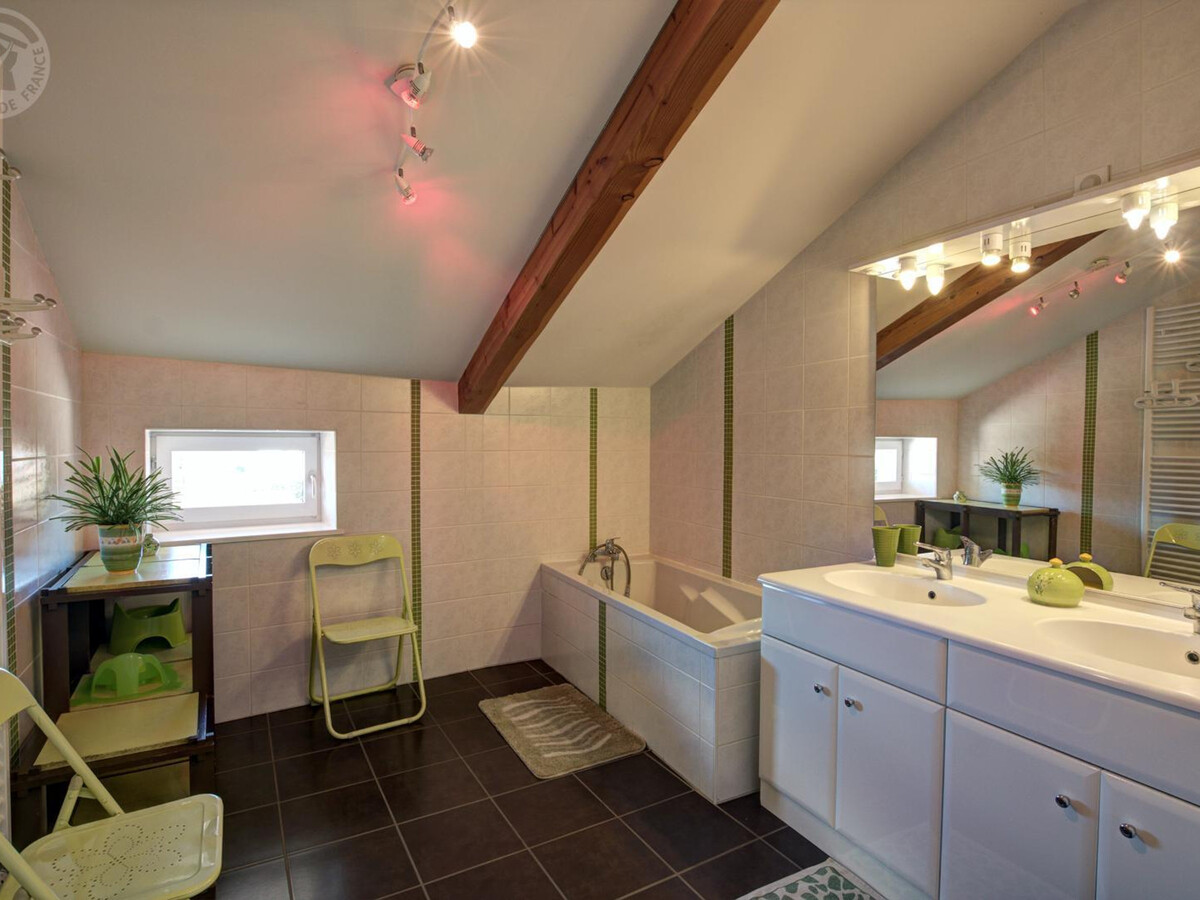 Grand gîte 6 chambres, cheminée et terrain à Chirassimont - Photo 30