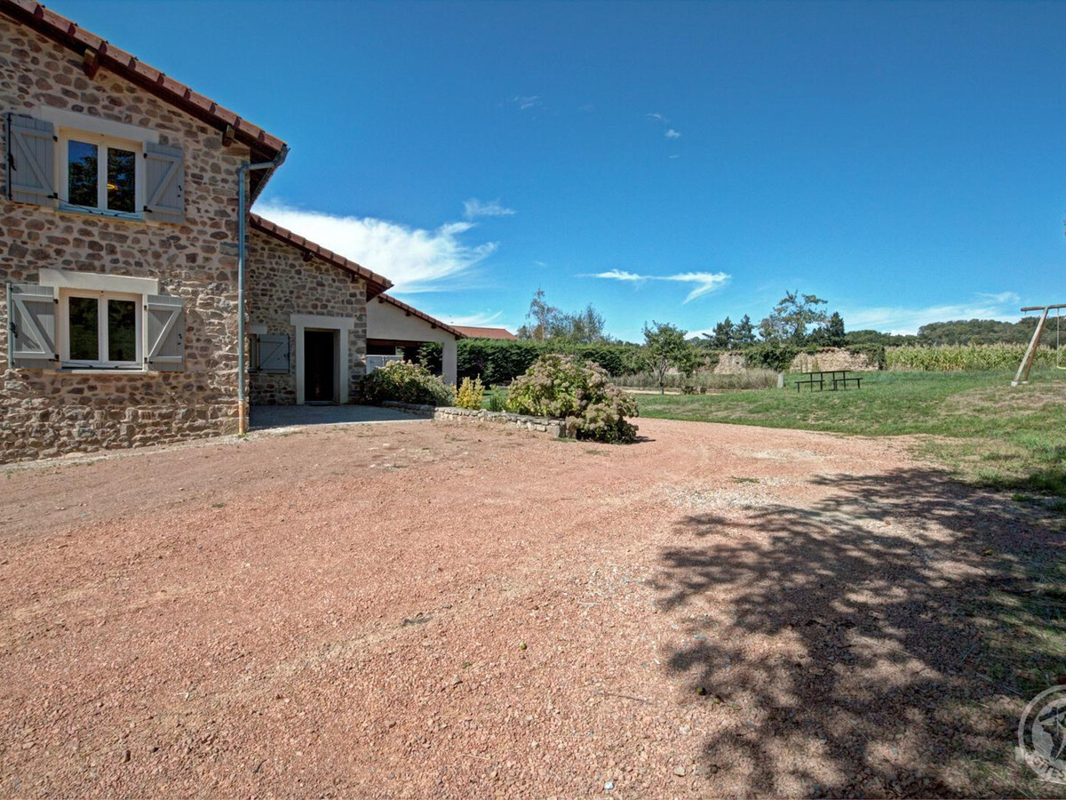 Grand gîte 6 chambres, cheminée et terrain à Chirassimont - Photo 35