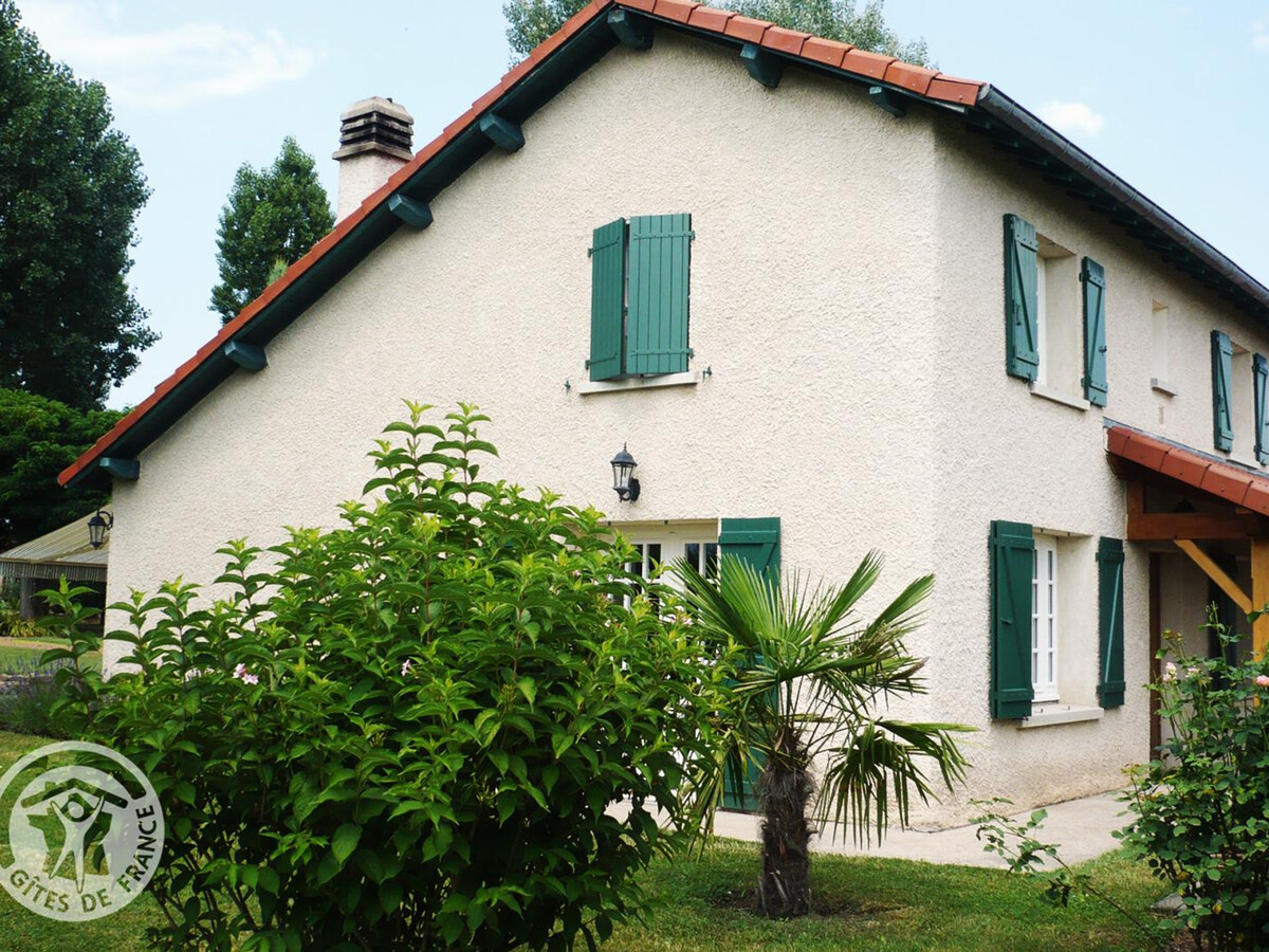 Gîte 6 personnes, jardin 2 000 m² et cheminée à Renaison - Photo 1