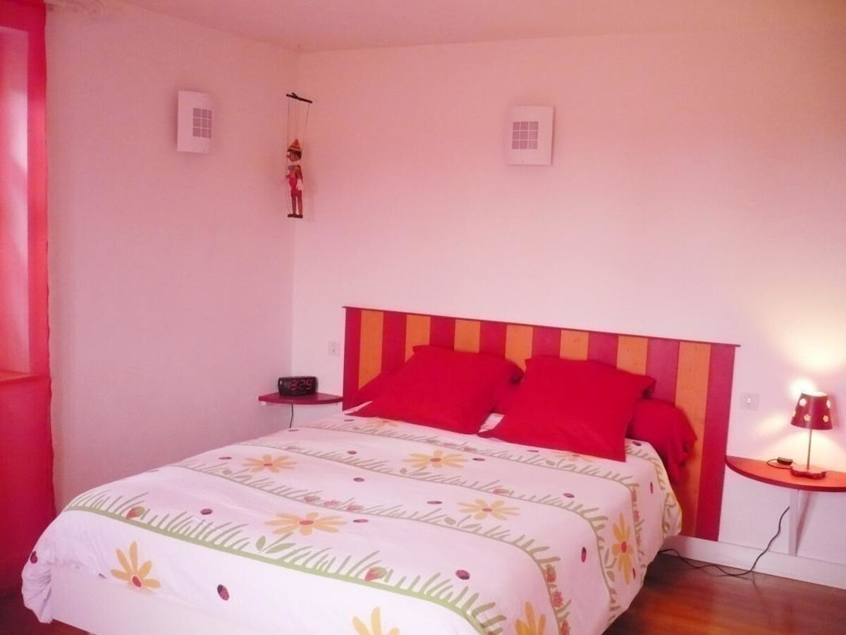 Gîte 6 personnes, jardin 2 000 m² et cheminée à Renaison - Photo 4