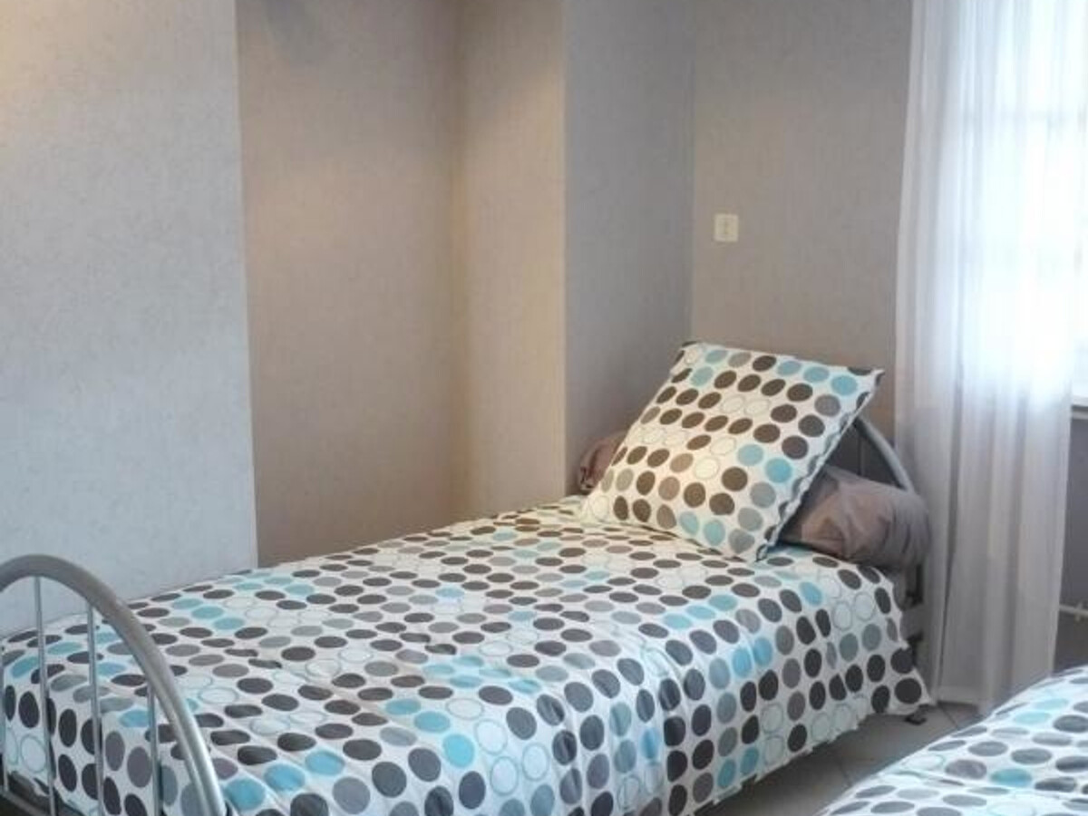 Gîte 6 personnes, jardin 2 000 m² et cheminée à Renaison - Photo 7