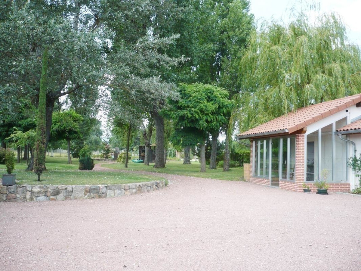 Gîte 6 personnes, jardin 2 000 m² et cheminée à Renaison - Photo 15