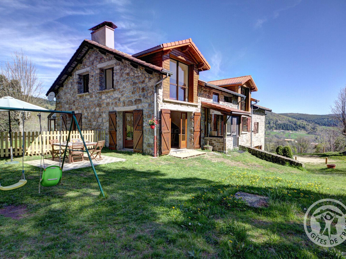 Gîte Le Crêt de Chorand, 1 050 m, cheminée et jardin - Photo 1