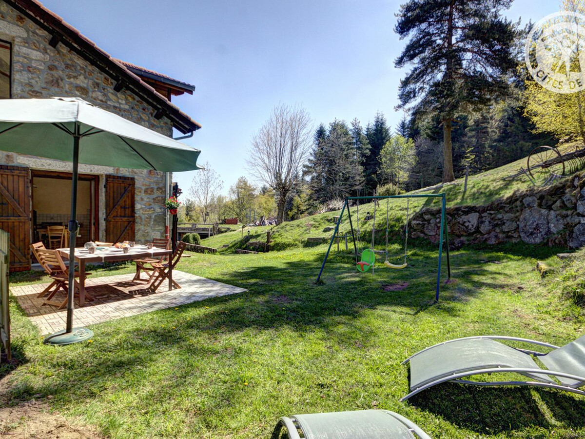Gîte Le Crêt de Chorand, 1 050 m, cheminée et jardin - Photo 4