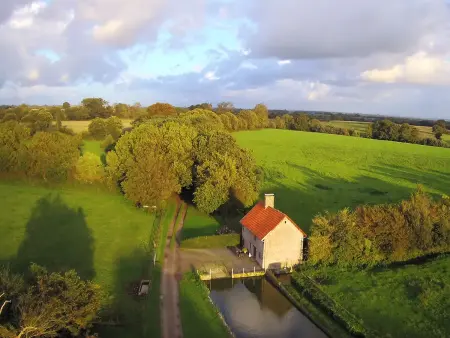 Location gite à Tourville sur Sienne, La Boulangerie Charmante Maison au Bord de lÉtang