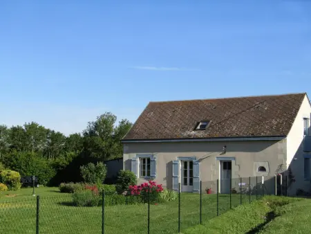 Location gite à Channay sur Lathan, Gîte confortable avec grand jardin privé et WIFI