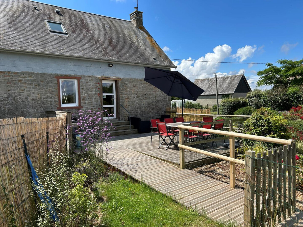 Gîte familial avec terrain clos et jeux au Val-Saint-Père - Photo 1