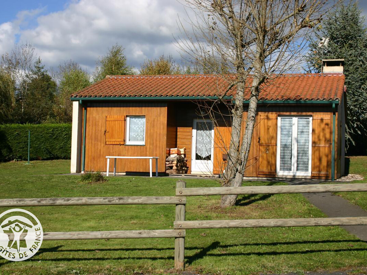 Chalet 4 pers. plain-pied avec cheminée à Usson-en-Forez - Photo 1