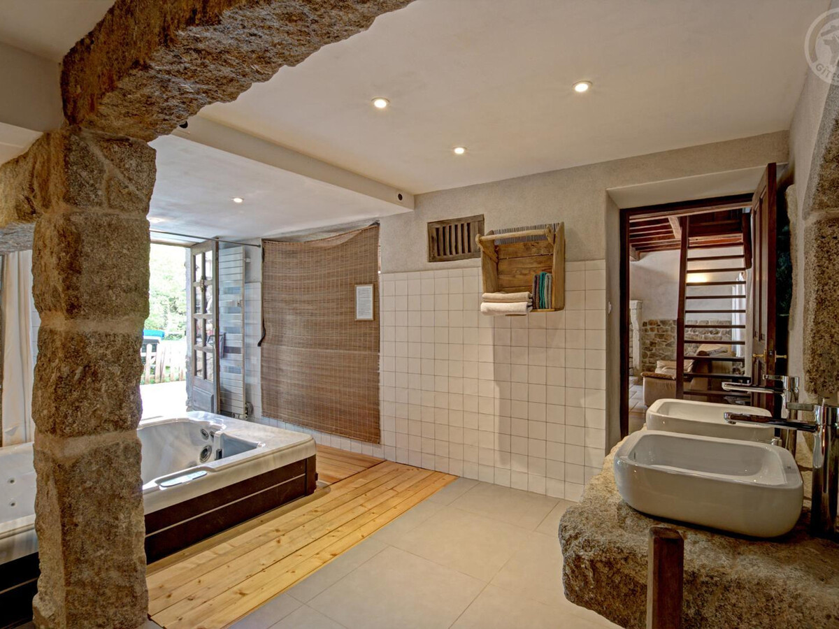 Ancienne ferme forézienne 9 pers, piscine chauffée - Photo 10