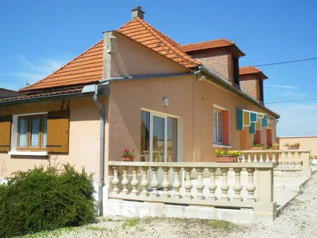 Location gite à Saint Remy sous Barbuise, Gîte confortable avec jardin, proche de Troyes, internet inclus