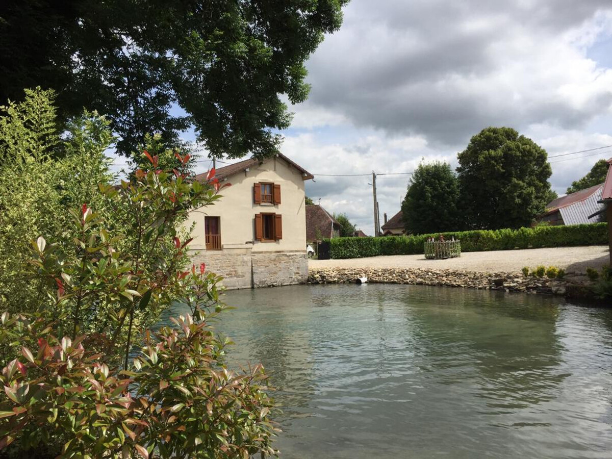 Ancien moulin au bord de la rivière à Lhuître - Photo 1