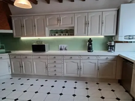 Gîte familial 8 pers. à Neuville-sur-Vanne, jardin et jeux enfants : photo 6
