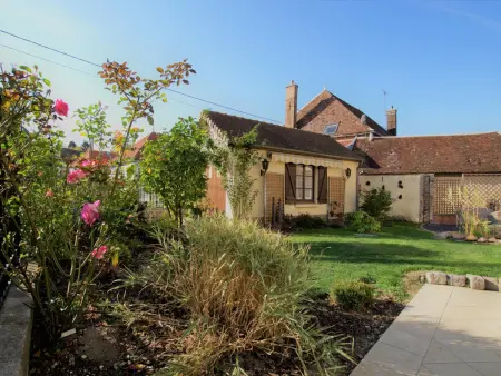 Gîte familial 8 pers. à Neuville-sur-Vanne, jardin et jeux enfants : photo 15