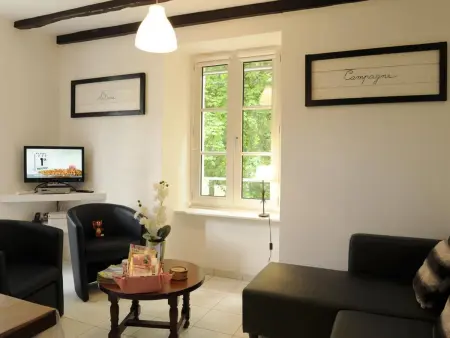 Charmante maison familiale avec garage, au cœur des Riceys - Photo 1