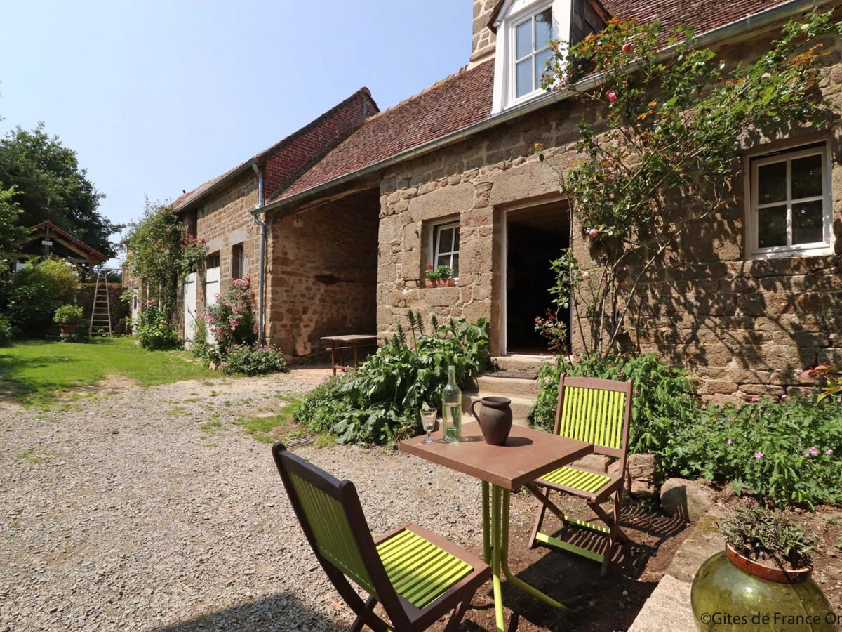 Maison du 15ème siècle avec jardin à Athis-Val de Rouvre - Photo 1