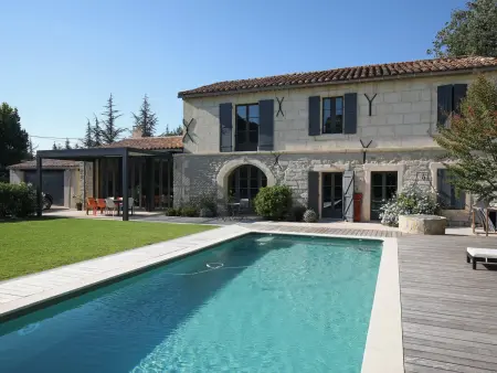 Location maison à Saint Étienne du Grès, **Charmant Mas Rénové avec Piscine et Jardin au Cœur de la Provence!**