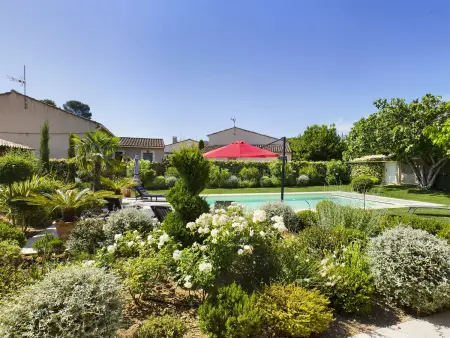 Villa rénovée 120m² à Eygalières, piscine chauffée : photo 8