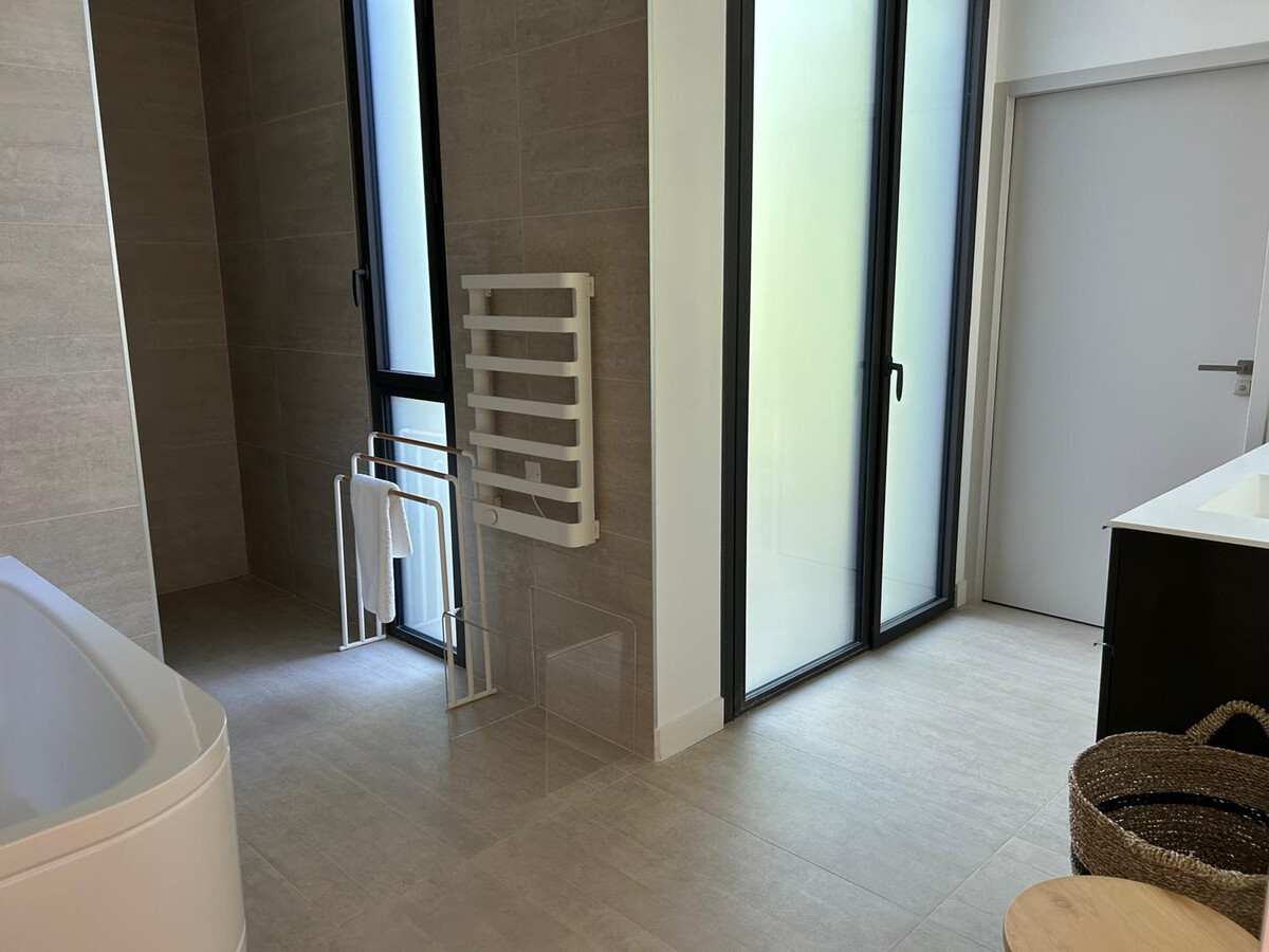 Villa contemporaine 4 chambres, piscine et pool house - Photo 17