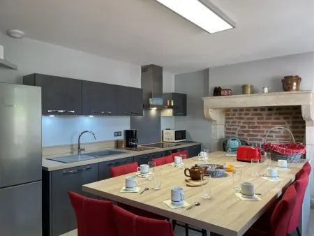 Location gite à Pierrefitte sur Loire, Gîte de Charme Rénové à Pierrefitte-sur-Loire, Vue sur Campagne