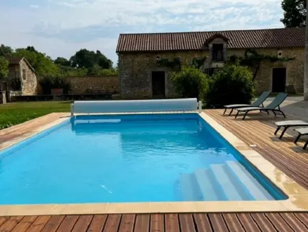 Location gite à Savignac les Églises, Grande maison rénovée avec piscine privée et parc, idéale pour vacances en famille en Dordogne