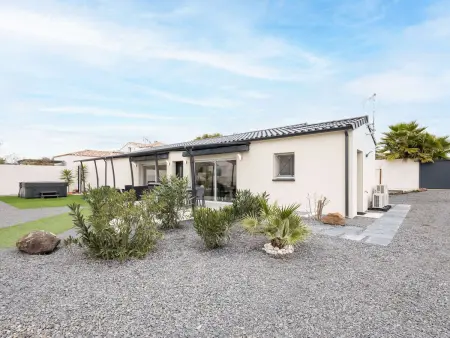Location villa à Le Grau d'Agde, Villa T4 climatisée avec jardin, jacuzzi et Free WiFi à 600 m de la plage