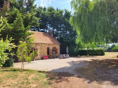 Location gite à Vernie, Maison de campagne au calme, jardin, cheminée, proche village et loisirs