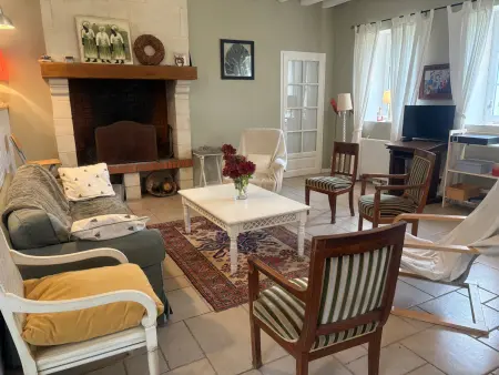 Location gite à Pontvallain, Gîte spacieux rénové en 1850 avec grand jardin, terrasse, jeux pour enfants et équipements modernes !