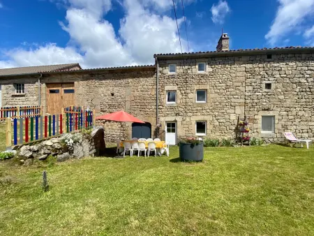 Location gite à La Besseyre Saint Mary, Gîte 10 pers avec 4 chambres et 3 salles deau, animaux admis