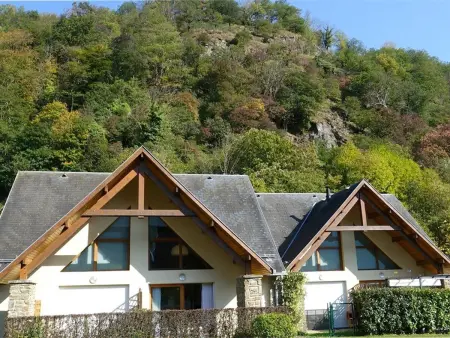 Location maison à Juzet de Luchon, Maison calme à Juzet-de-Luchon avec jardin, terrasse, parking, et wifi