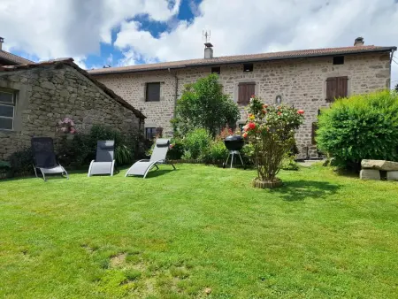 Location gite à Chalmazel Jeansagnière, Charmante ferme rénovée, grand jardin, 8 chambres