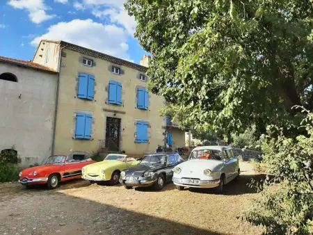 Location gite à Domeyrat, Maison de Charme à Domeyrat: Jardin, Balades, Confort et Animations Culturelles