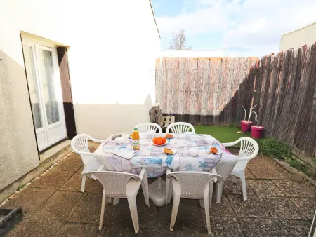 Location maison à Le Grau du Roi, Maison Méditerranéenne 60m² avec Patio et Parking Privé, à 5min de la Plage, 3 Pièces Confortables