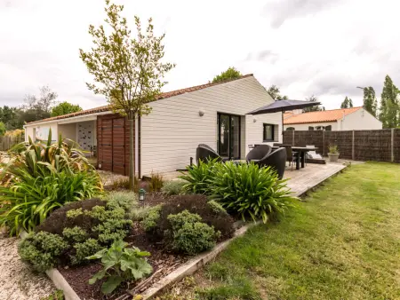 Location gite à Saint Philbert de Grand Lieu, Gîte paisible avec grand jardin près du lac, ping-pong, vélo, climatisation, proche de Nantes et plages