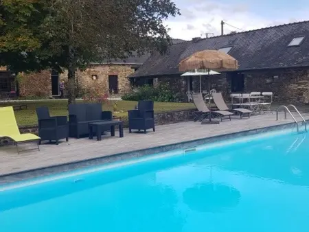 Location gite à Teillé, Havre de paix avec piscine chauffée, jardin arboré et activités pour tous