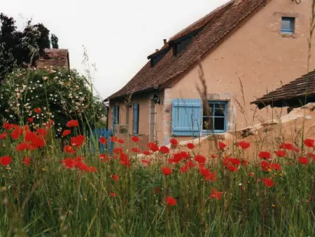 Location gite à Asnières sur Vègre, Charmante maison paysanne rénovée avec grand terrain, proche de la rivière et du village médiéval