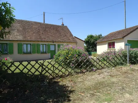 Location gite à Congé sur Orne, Évasion rustique avec cheminée et vélos, proche du Mans