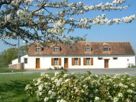 Location gite à Chaufour Notre Dame, Gîte spacieux et paisible près du Mans avec grand terrain, 15 couchages, ping-pong et WIFI