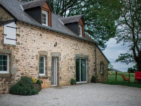 Location gite à Saint Léonard des Bois, Gîte de charme rénové avec cheminée, terrasse et proche randonnées - Capacité 13 pers.