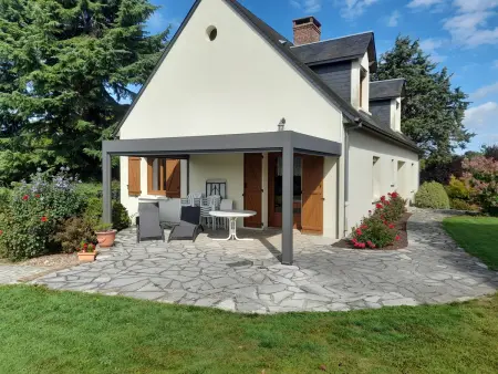 Location gite à Conflans sur Anille, Grande Maison de Campagne avec Jardin Clôturé, Pétanque et Ping-Pong - Idéale Familles