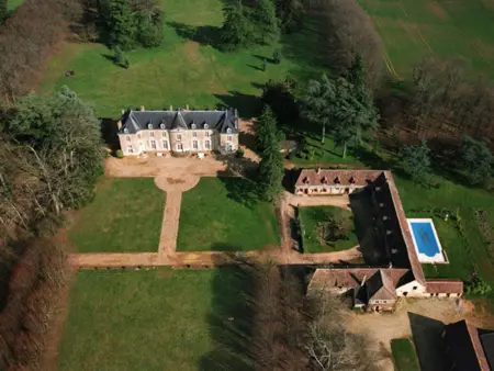 Location gite à Le Tronchet, Gîte authentique avec piscine chauffée, parc et chevaux, au cœur dun château historique