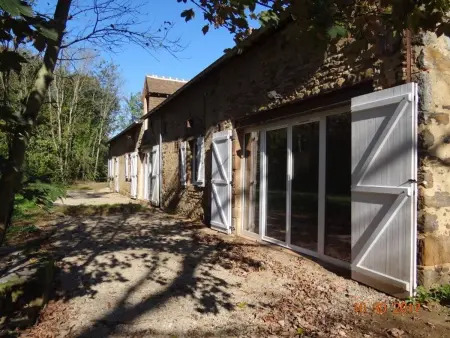 Location gite à La Bazoge, Gîte rénové en pleine campagne près du Mans : 5 chambres, terrasse, barbecue, accès Paris facile