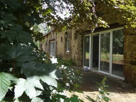 Location gite à La Bazoge, Charmante Ferme Rénovée avec Terrasse à 7 km du Mans, 8 Couchages, TV, Internet, Cuisine Équipée