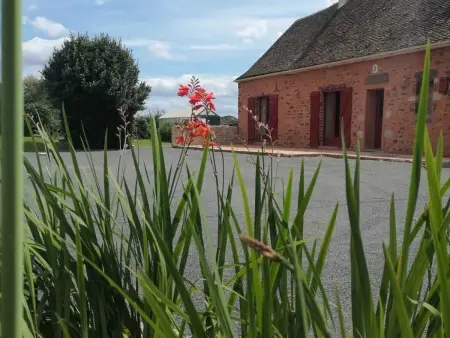 Gîte en campagne rénové avec cheminée, grands jardins, WiFi, près d'un village médiéval. - Photo 10