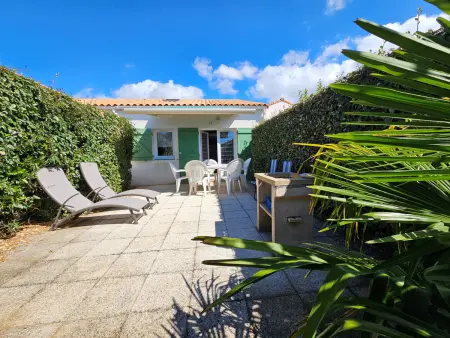 Location maison à La Tranche sur Mer, Maisonnette Proche Plage avec Piscine, Terrasse & Animaux Acceptés