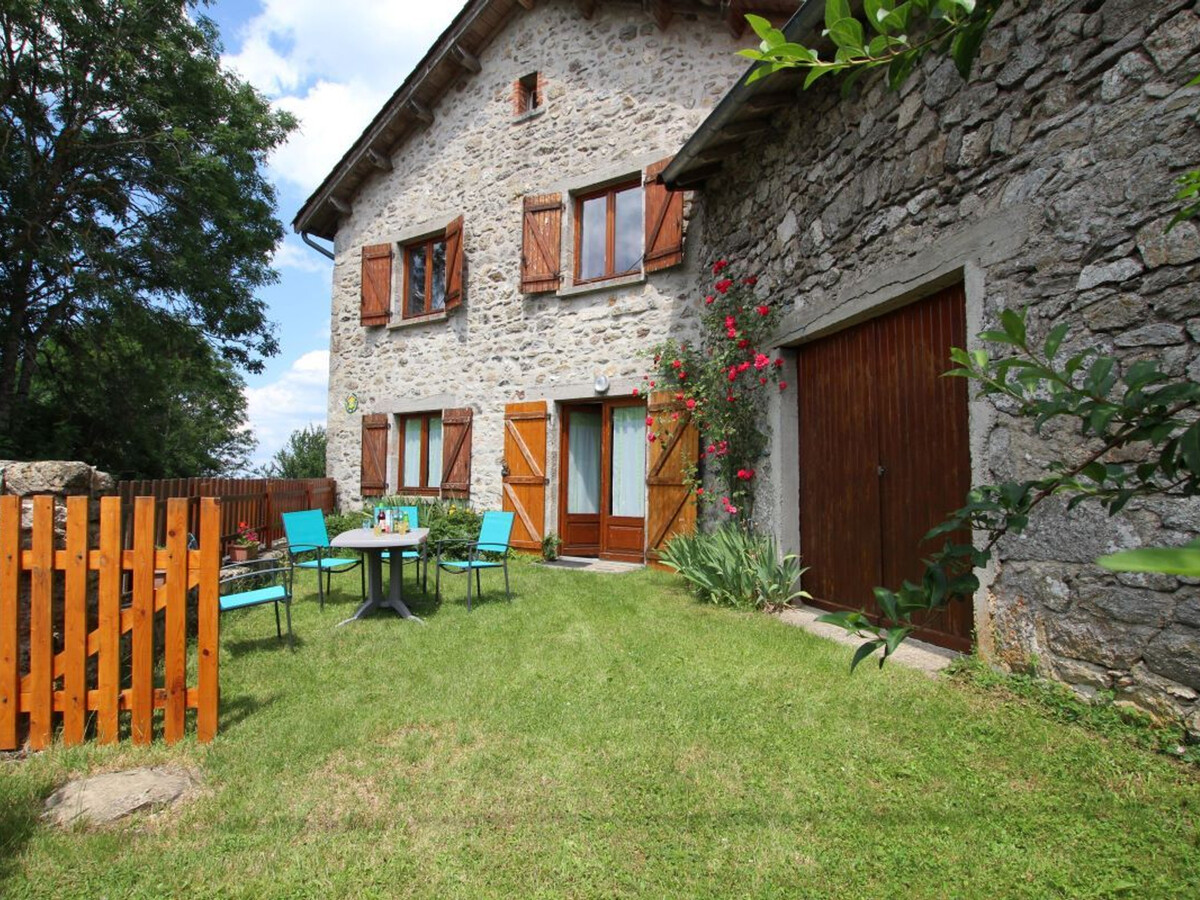 Gîte familial Jullianges, parc Livradois, cour jeux - Photo 1