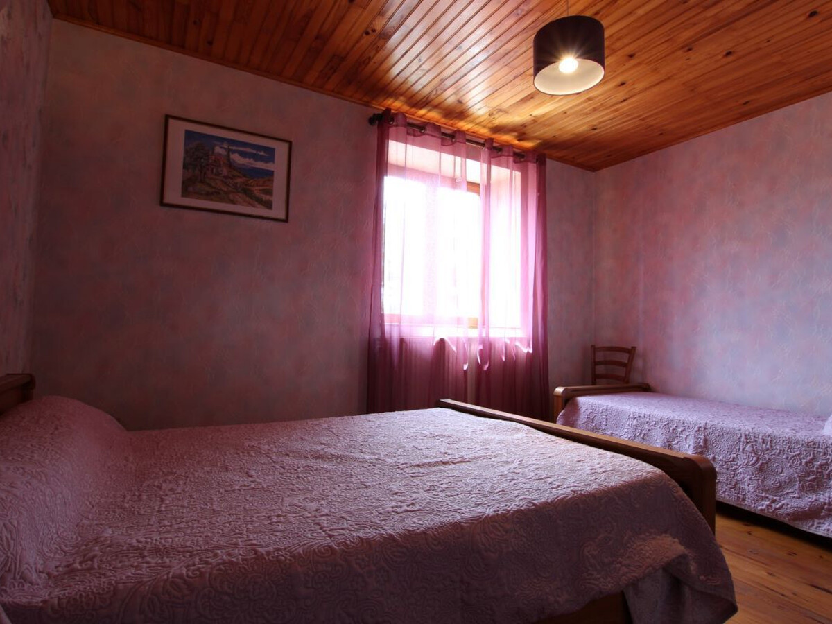 Gîte familial Jullianges, parc Livradois, cour jeux - Photo 5
