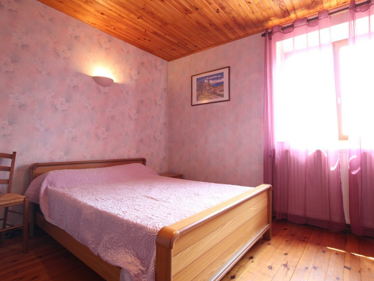 Gîte familial Jullianges, parc Livradois, cour jeux - Photo 6